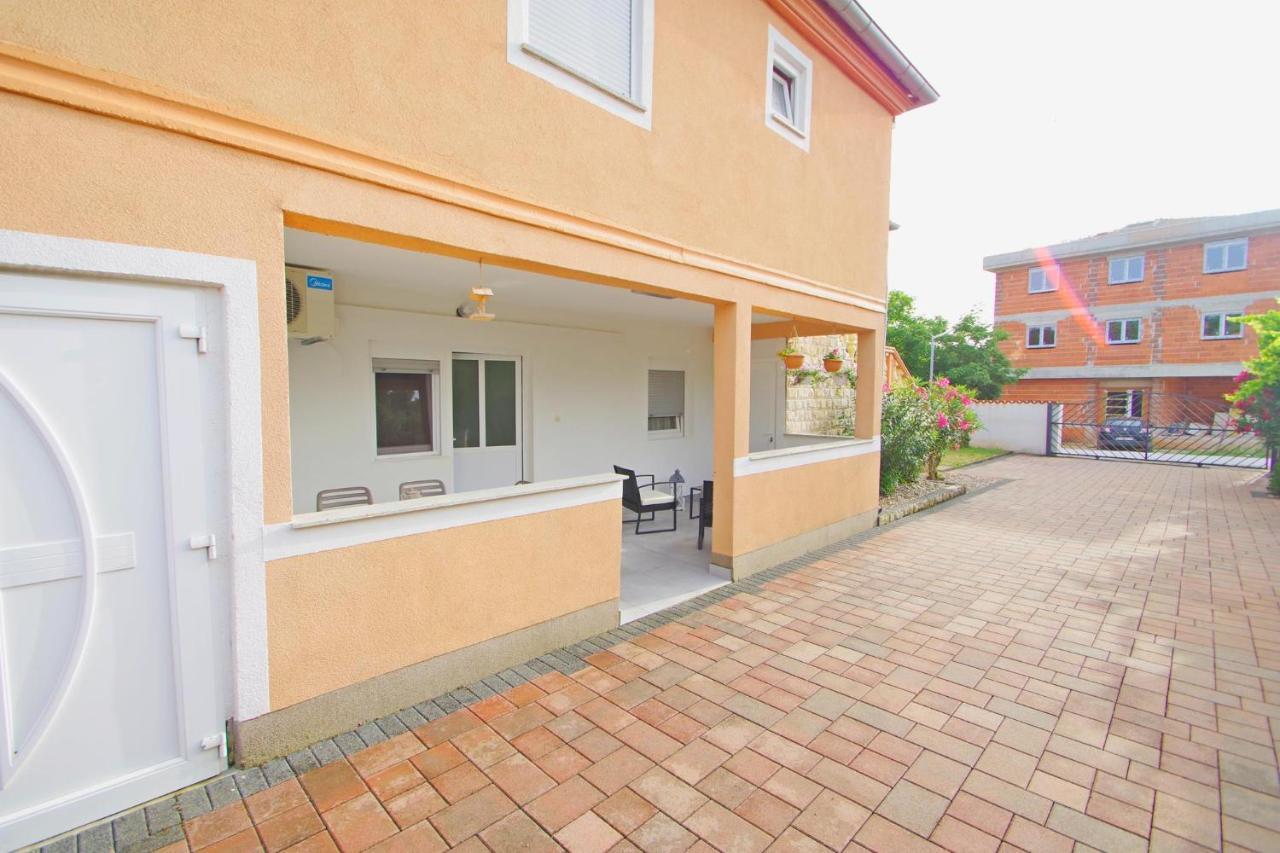 Apartment Pineta In Village Valbandon Eksteriør bilde